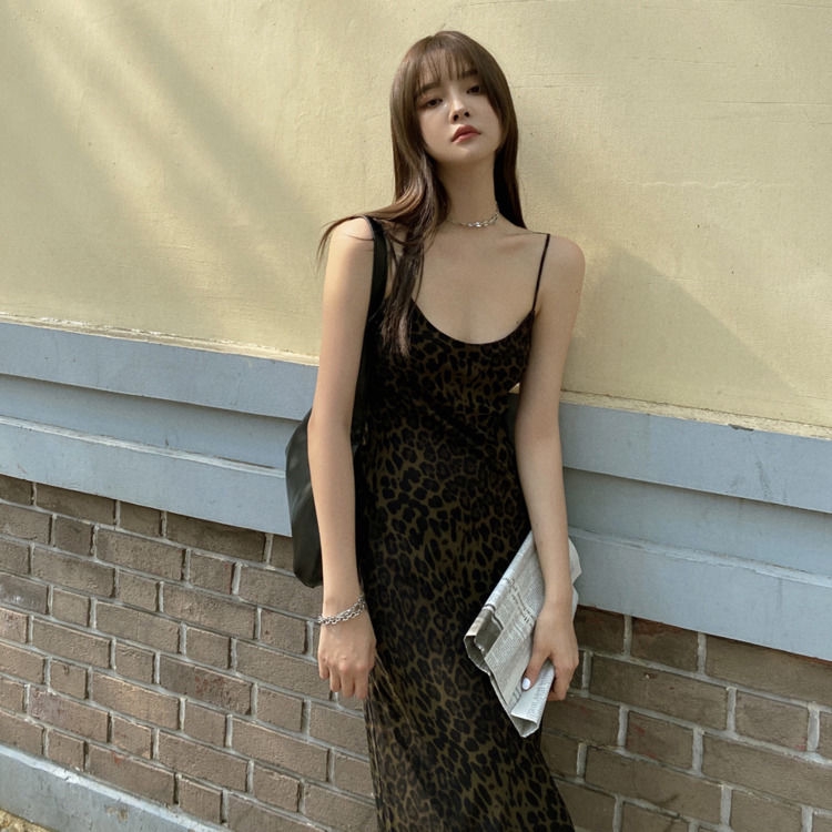 Đầm hai dây cổ chữ V dáng dài vừa in họa tiết da báo 234091t