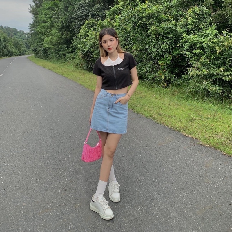 Áo thun tay ngắn Croptop màu đen, logo Simplechic, chất liệu thun gân co giãn tốt, có dây kéo / MEADOW