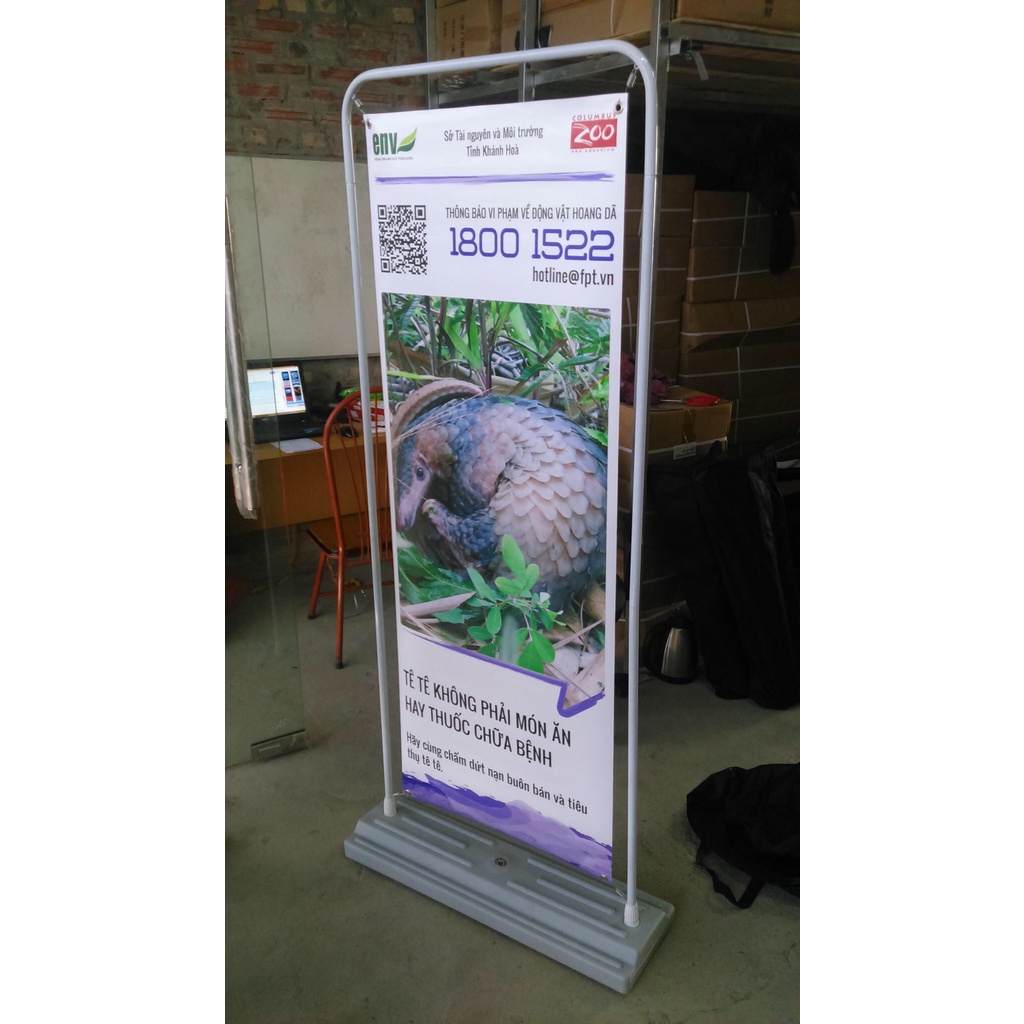 Standee kiểu cửa đế nhựa, Standee cản gió, đế hộp chứa được nước&cát khung treo hình ảnh kiểu cửa