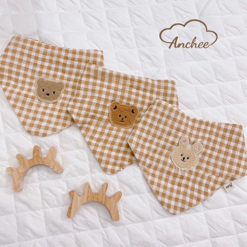 Yếm xô muslin cho bé thêu hình gấu brown dễ thương - khăn yếm tam giác có cúc bấm organic