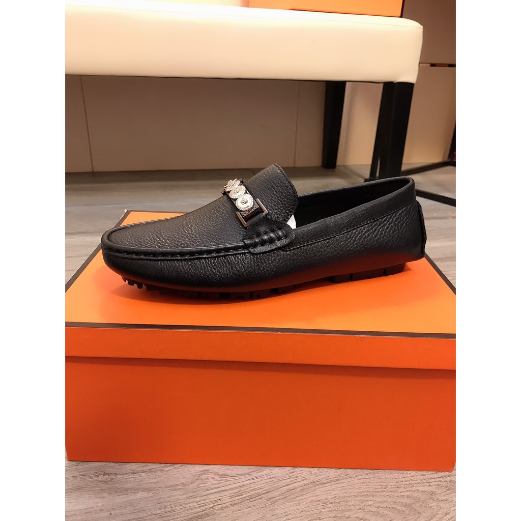 Giày lười nam da thật VERSACE thiết kế họa tiết đơn giản nhưng vẫn mang lại vẻ lịch lãm, sang trọng