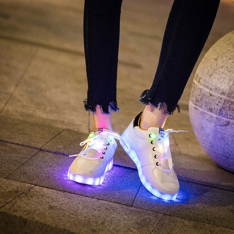 Giày phát sáng màu trắng nhịp tim màu đen phát sáng 7 màu 11 chế độ đèn led tặng kèm dây giày phát sáng (video thật)