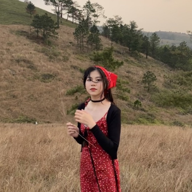 Đầm dây ôm dáng hở lưng quyến rũ kèm khăn đầu