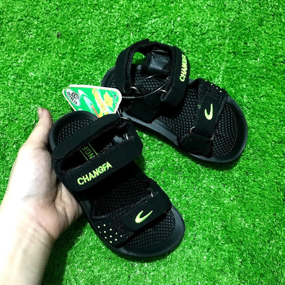 Giày sandal cho bé, quai vải đế đúc Size từ 22 đến 35. Bé có chân đâỳ tăng lên 1 size mang cho thoải mái snha Size 22 tư