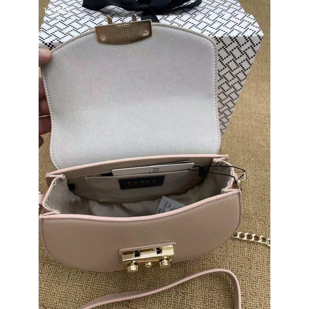 Túi đeo chéo nữ FUR_LA ME_TRO_POLIS  chi tiết chuẩn, từ đường keo mũi chỉ đến logo khắc đều sắc nét.