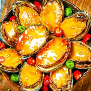 Đồ ăn vặt trung quốc Bào Ngư lớn  đóng hộp tẩm sốt tiêu đen. Tặng kèm phần sốt thêm