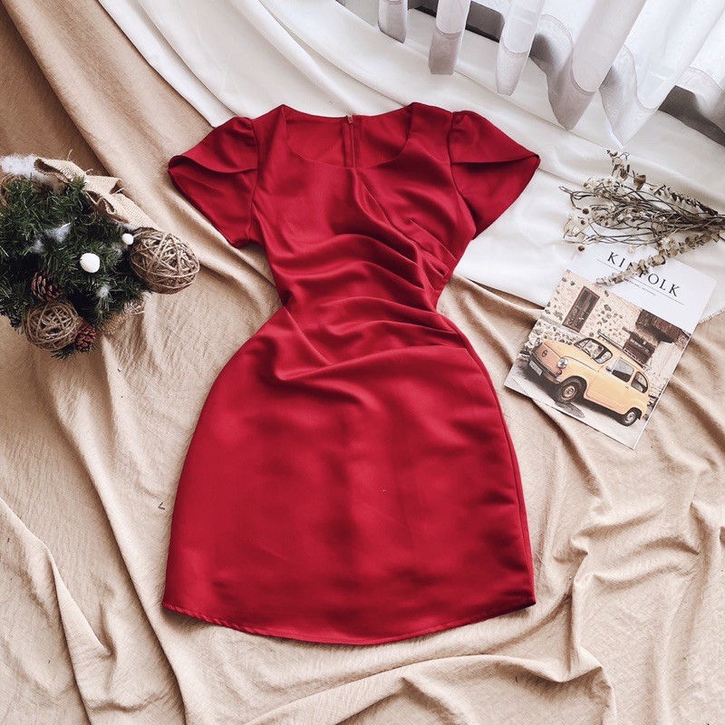 ĐẦM ĐỎ CỔ TRÒN XẾP BÊN EO