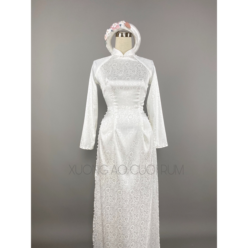 Áo dài gấm hoa cúc đủ màu sắc