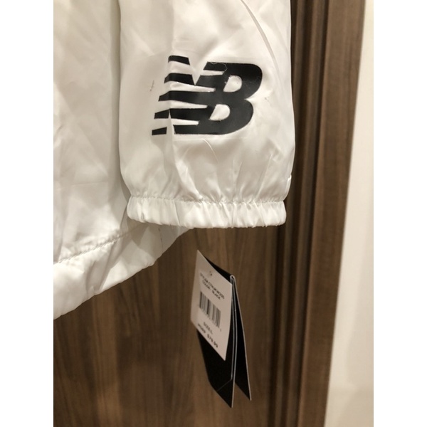 Áo khoác dáng dài dây rút eo có nón New Balance màu trắng chính hãng
