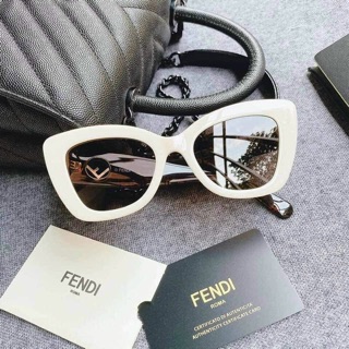 Fendi mắt mèo trắng