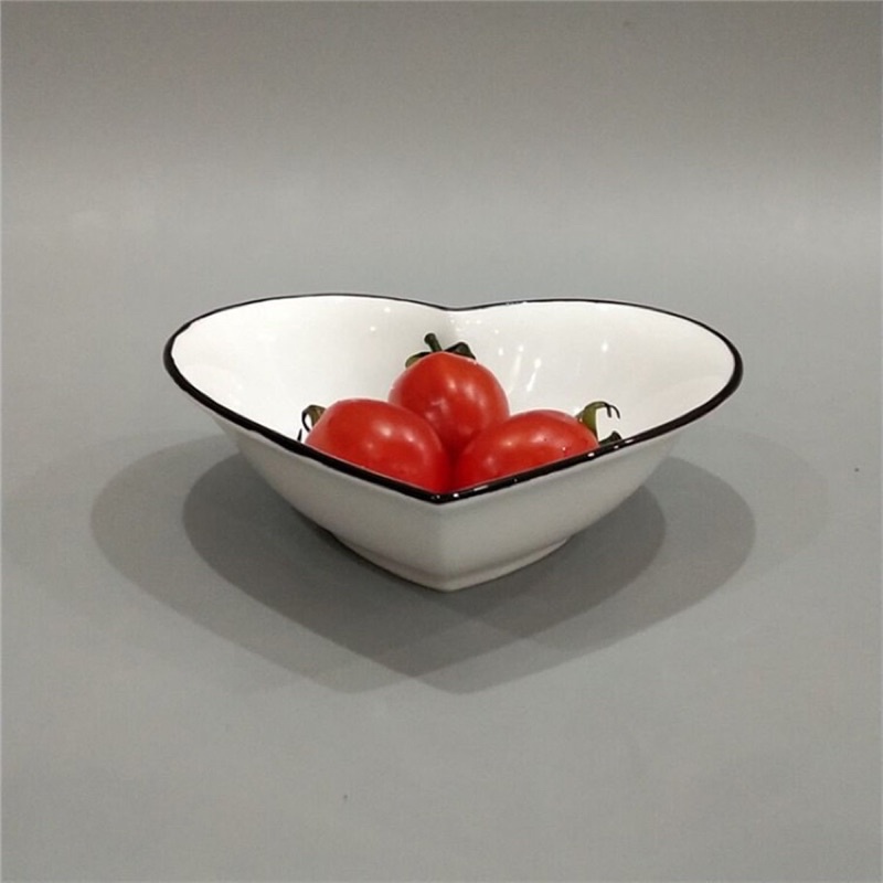 Bát trái tim viền đen