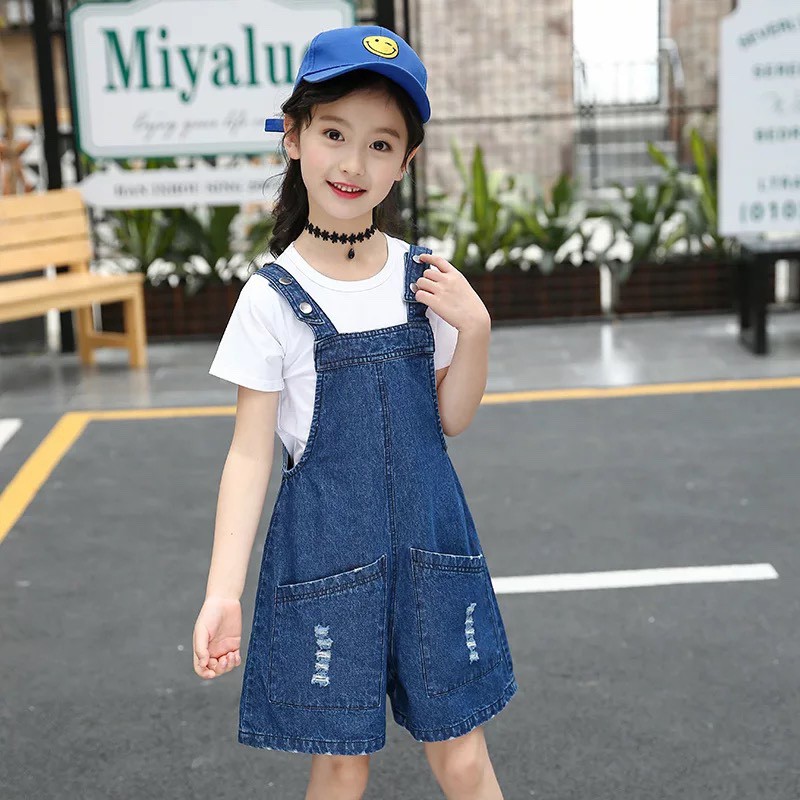 Set yếm jeans lửng áo thun trắng
