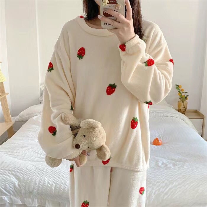 Bộ Đồ Ngủ Chất Liệu Nhung Dày Dặn Họa Tiết Dâu Tây Thời Trang Thu Đông Phong Cách Hàn Quốc Mới Cho Nữ