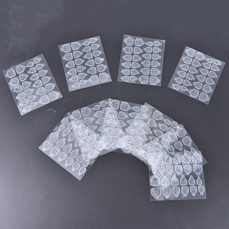 1 set gồm 24 miếng keo dán silicone 2 mặt trong suốt dùng để dán 24 móng tay giả