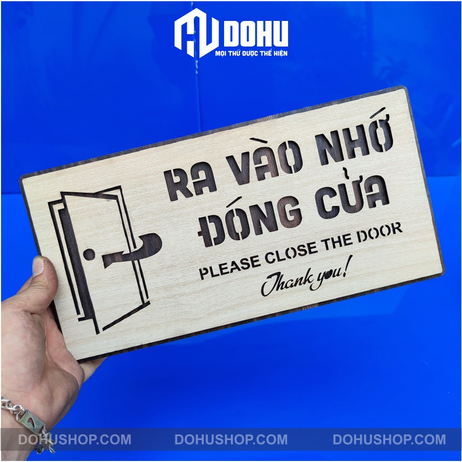 Bảng gỗ ra vào nhớ đóng cửa, song ngữ - có sẵn keo dán phía sau