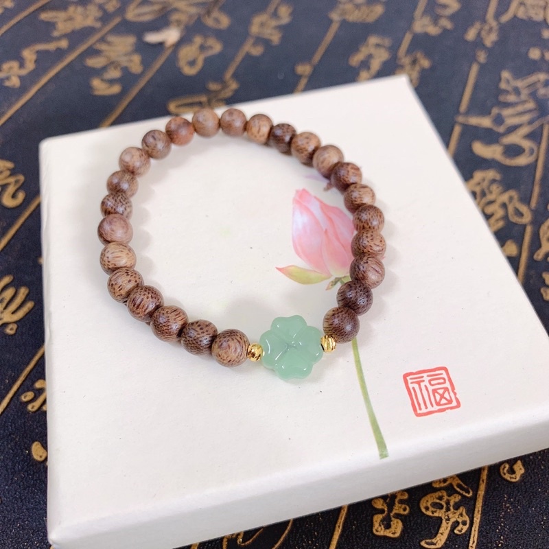 Trầm 6ly mix charm cỏ 4 lá ngoc bich kèm hộp đựng