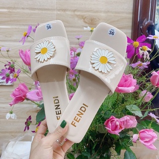 Dép lê nữ khóa đồng LV