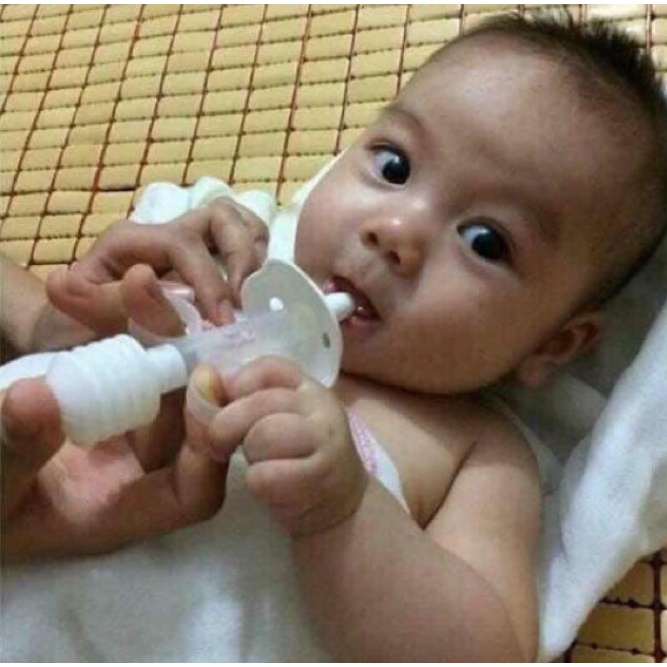 Ống bơm và chén đựng dùng bón thuốc an toàn cho bé sơ sinh