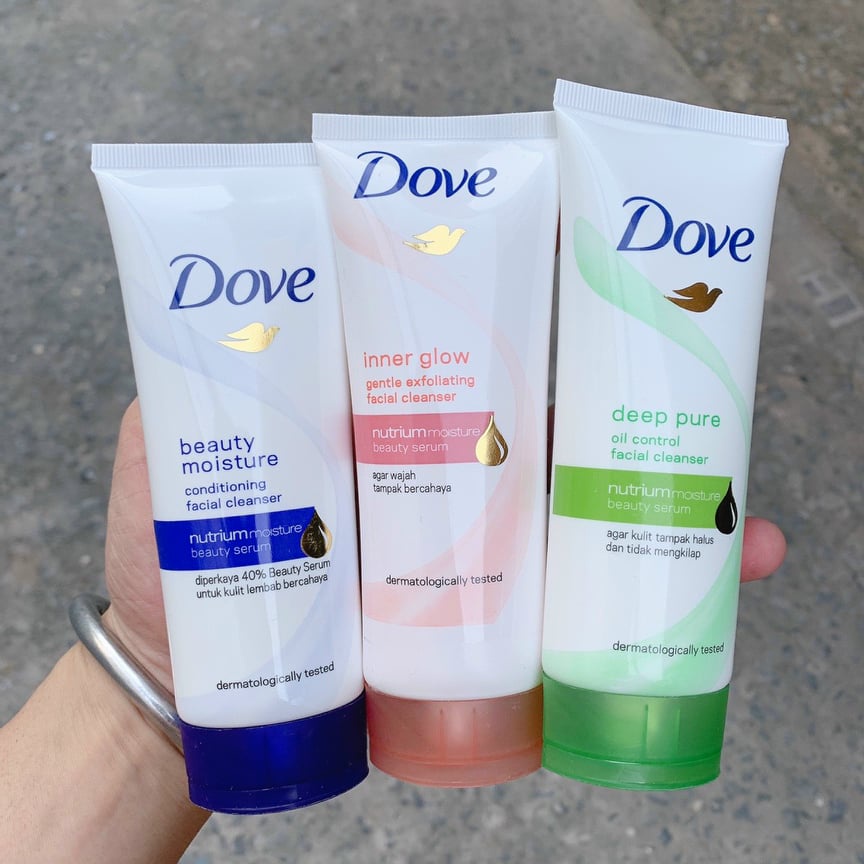 Sữa rửa mặt Dove. Có 3 màu
