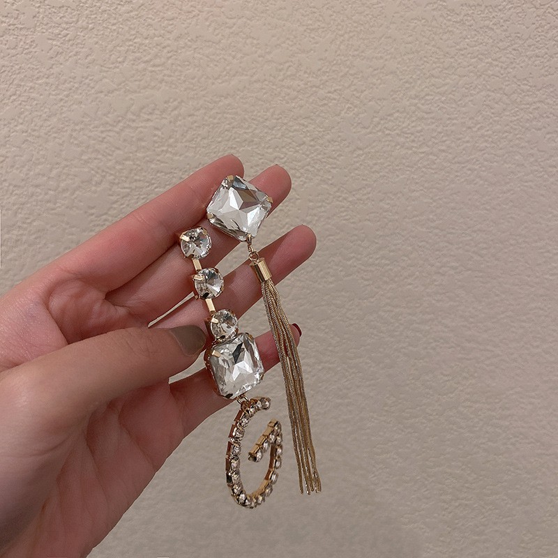 Bông tai mạ vàng thiết kế bất đối xứng đính pha lê hình chữ G_M1099