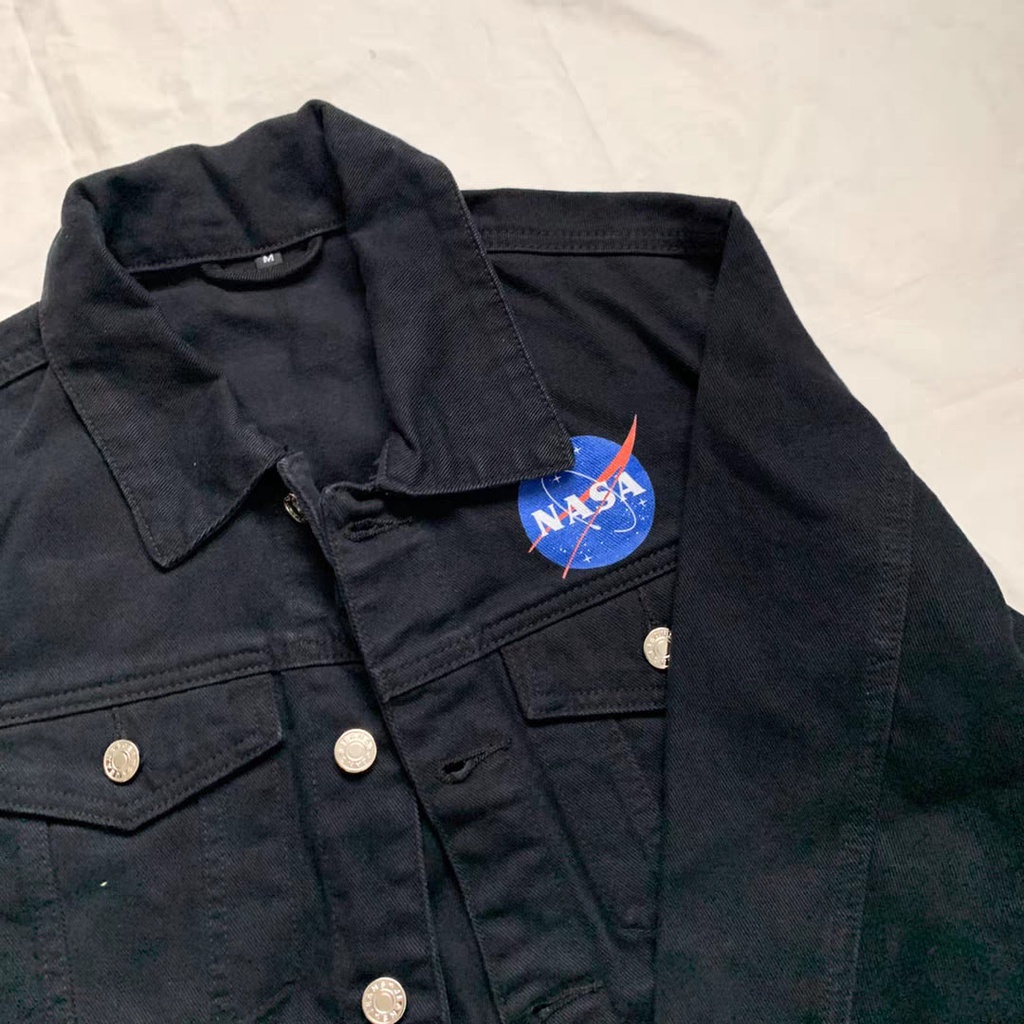 Áo khoác jean nữ áo khoác jean nam màu đen form rộng in chữ vàng Nasa mới ra tại Panda Style