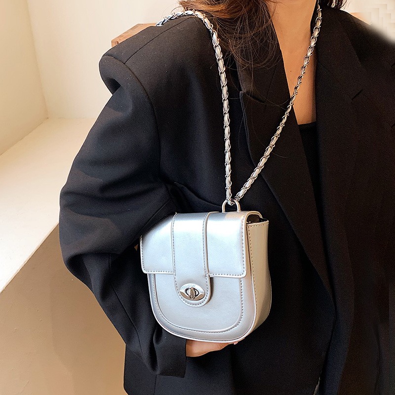 Túi Đeo Vai Phối Dây Xích Thiết Kế Phong Cách Phương Tây Dành Cho Nữ