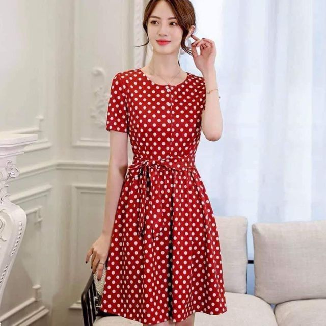 Váy đỏ chấm bi