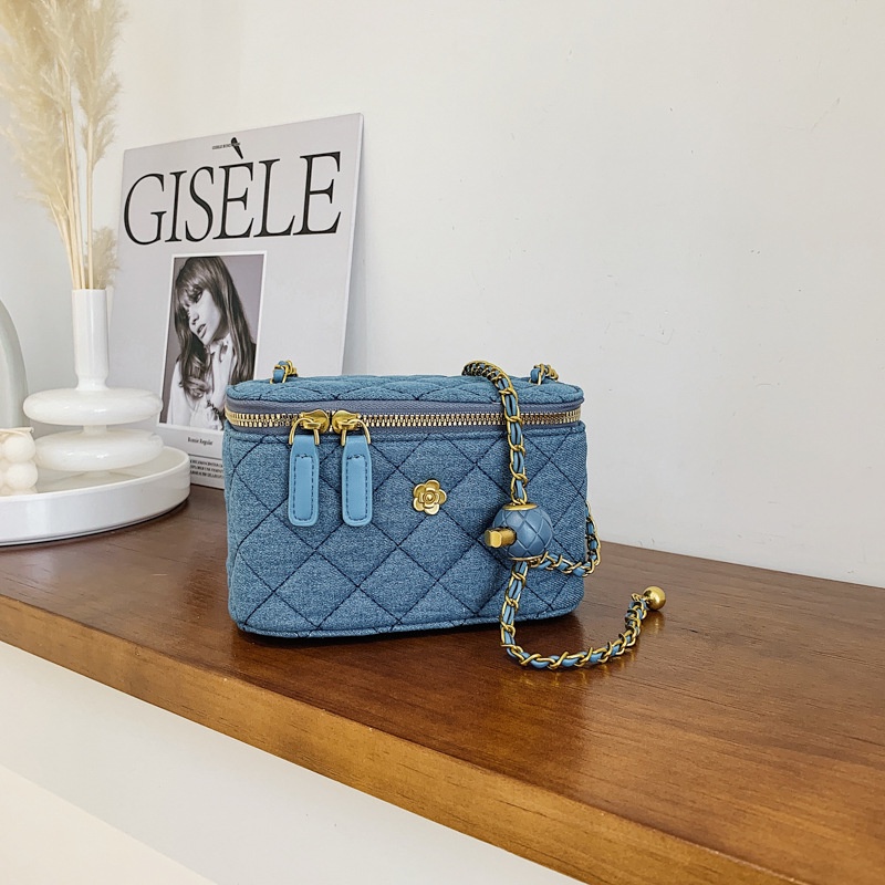 Túi Đeo Chéo Vai Đựng Mỹ Phẩm Có Dây Xích Thêu Họa Tiết Hình Thoi Phong Cách Mới Dành Cho Nữ