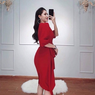 Váy đỏ bèo lệch ngực xếp ly kèm đai