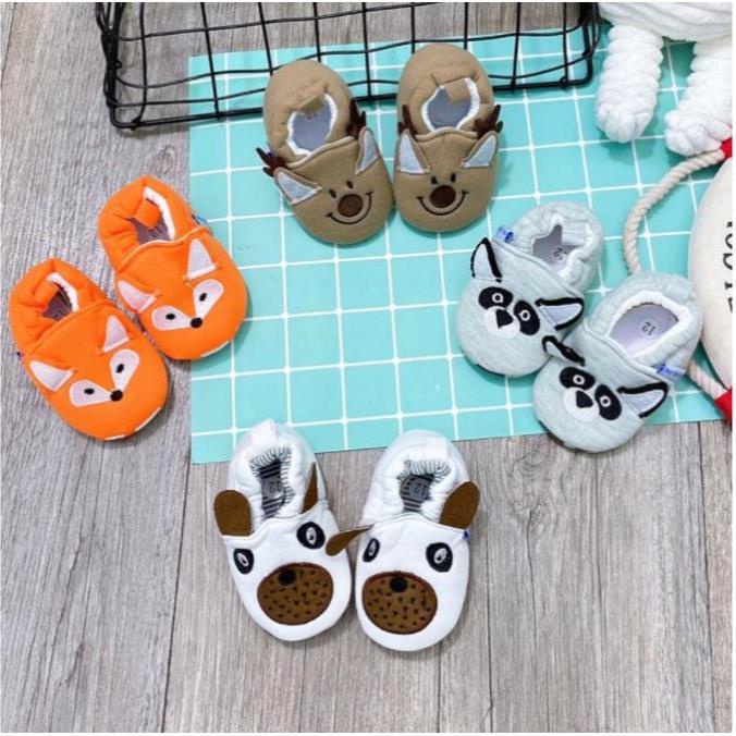 Giày chuột tập đi cho bé. Giầy giúp bé dễ dàng di chuyển và giữ ấm hiệu quả cho đôi chân của trẻ.