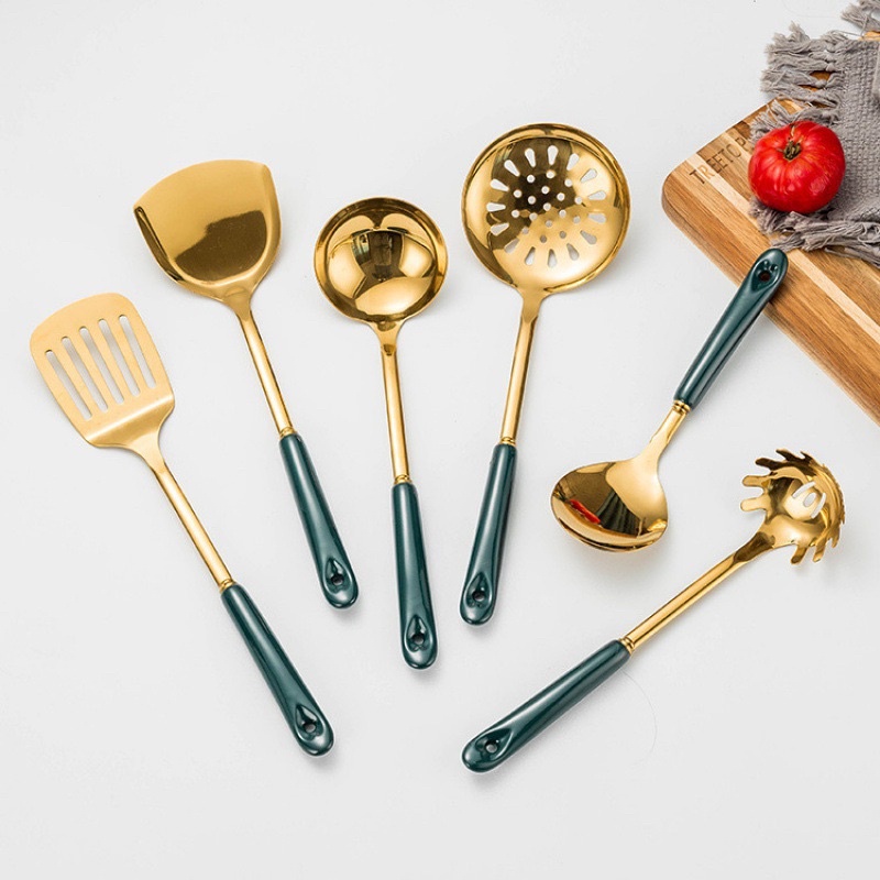 BỘ MUÔI CANH XẺNG INOX VÀNG GƯƠNG CÁN SỨ KÈM GIÁ TREO | BỘ MUÔI VÁ VÀNG GƯƠNG CAO CẤP (LOẠI 1 BẢN SỨ CẦM DÀI)