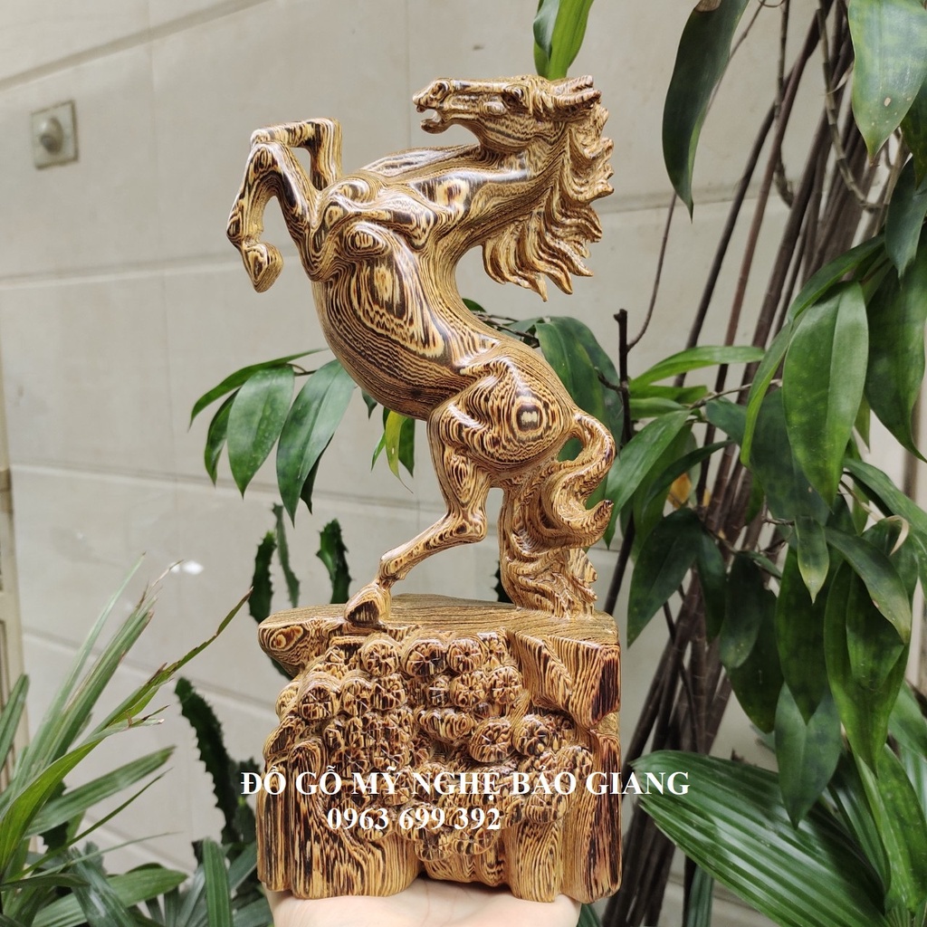 Tượng con ngựa gỗ mun đuôi công cao 30 cm