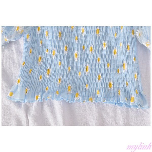 Áo sơ mi ngắn tay phồng một bên vai có hoa cúc nhỏ ngọt ngào, phần trên xếp ly khâu lưới