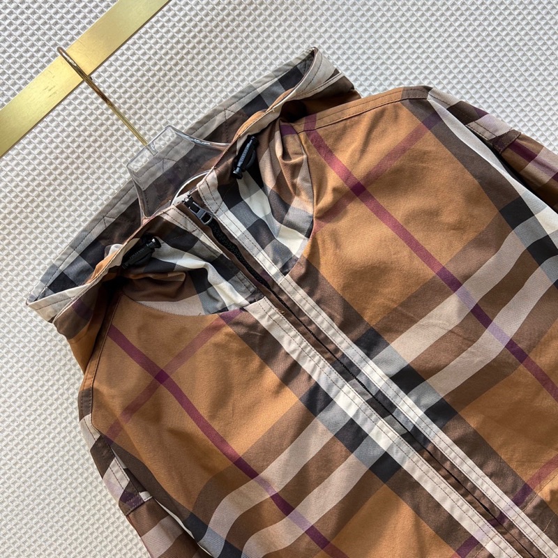 Áo khoác gió hoạ tiết kẻ cho nữ thương hiệu Burberry BBR cao cấp