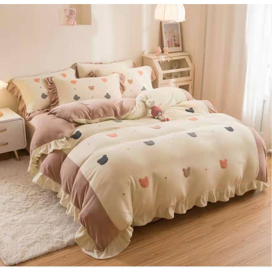 Bộ chăn ga nỉ nhung sữa viền bèo thêu tim đẹp xuất sắc