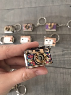 Móc khoá máy chụp gỗ 3D 2 mặt