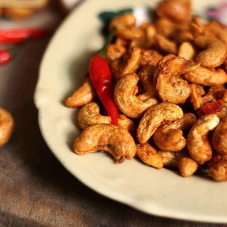 Hạt điều rang tỏi ớt loại 1 lon 150gr