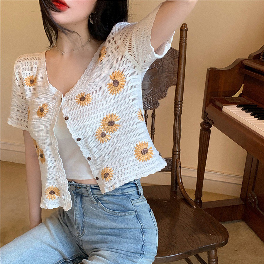 Áo len sợi đan dáng croptop thêu hoa cúc - LIOLA