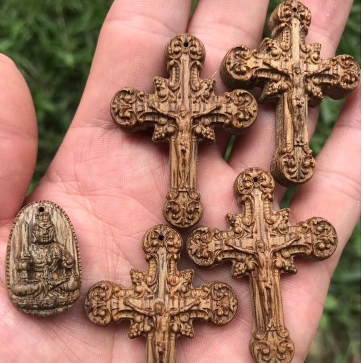 Charm Thánh Giá Trầm Hương Tốc Số 4