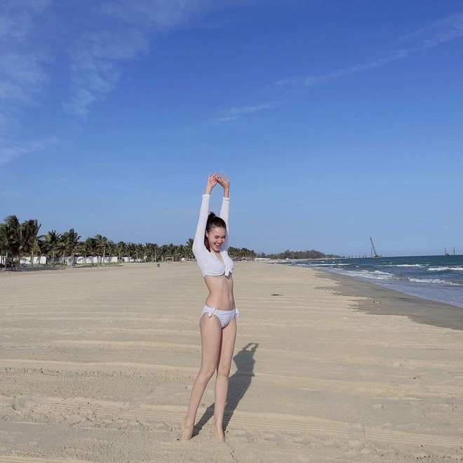 Đồ bơi nữ 2 mảnh màu trắng trơn - bikini dài tay mix quần bơi tam giác cực hot hè 2021 - Mã BNR01