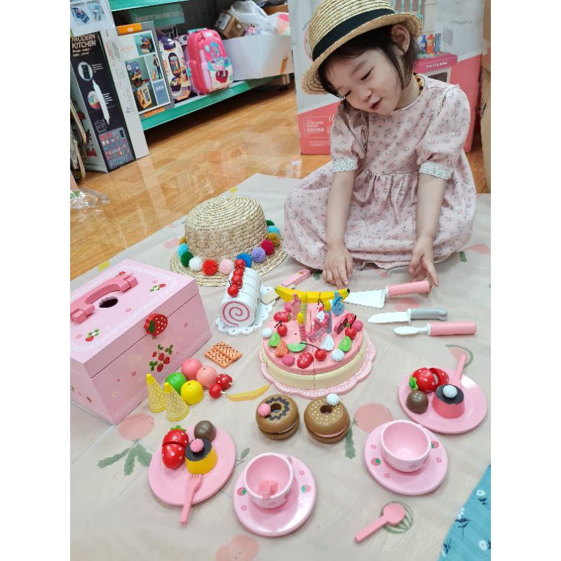 Bộ tiệc trà dâu tây bằng gỗ an toàn cho bé, tăng kỹ năng giao tiếp, gắn kết tình cảm gia đình.