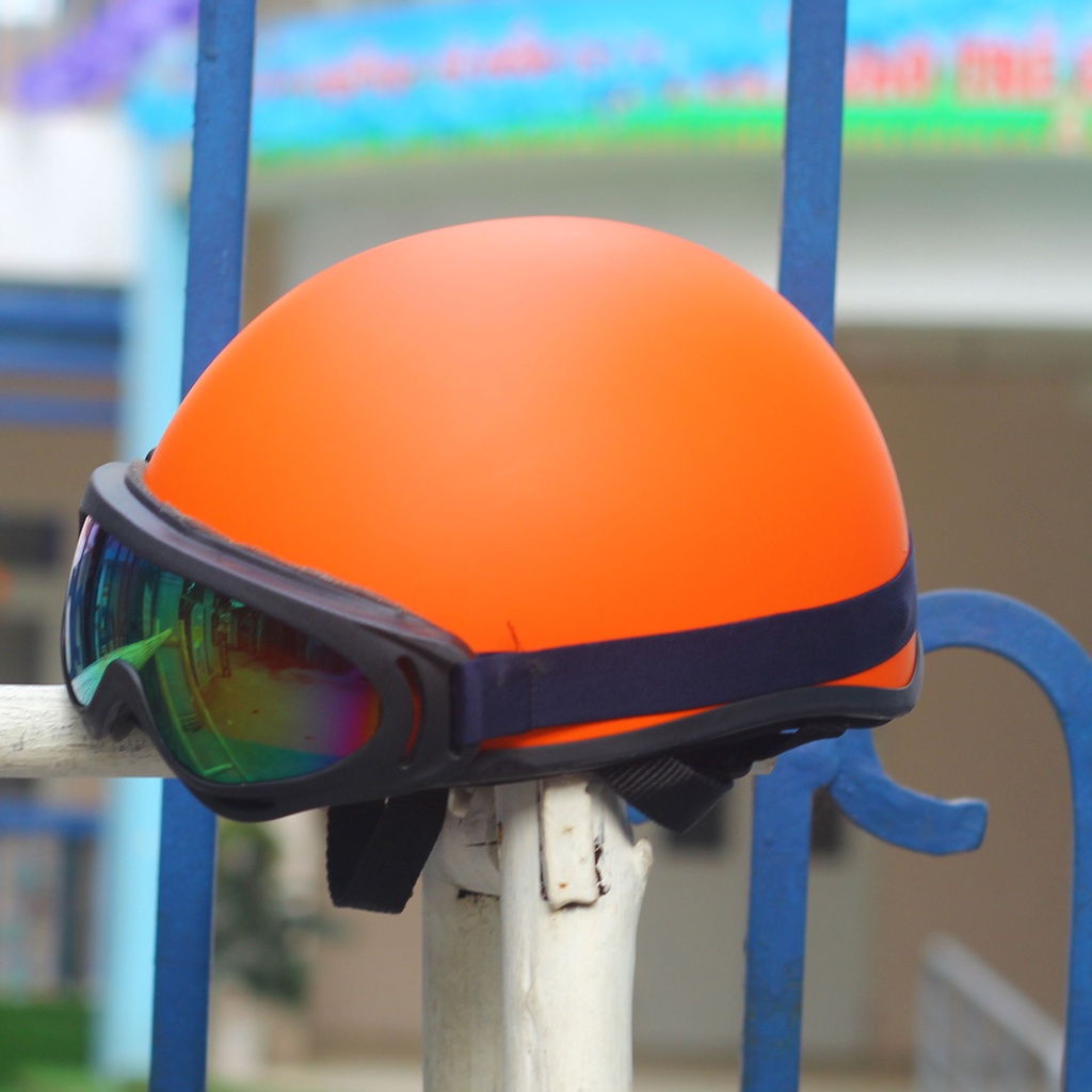 Mũ bảo hiểm nửa đầu có kèm kính màu cam, free size, Thế Giới Mũ