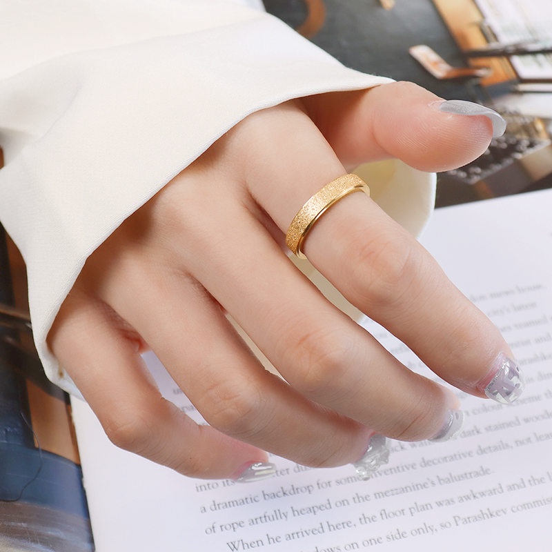 Nhẫn titan nữ không gỉ mạ vàng 18k phun cát lấp lánh thiết kế đơn giản thời trang
