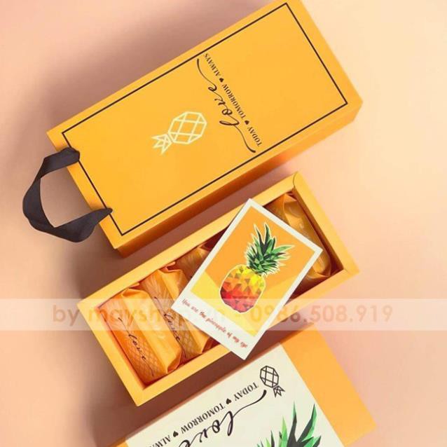 Hộp bánh dứa Vạn phát màu vàng