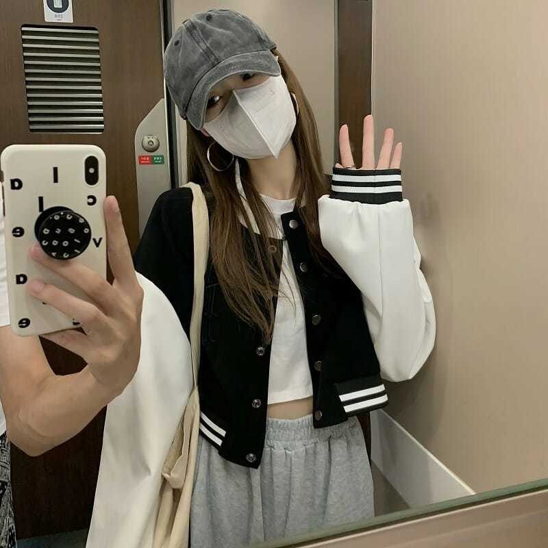 Áo khoác bóng chày dáng ngắn màu đen và trắng phong cách Mỹ đường phố 2021 thời trang xuân thu