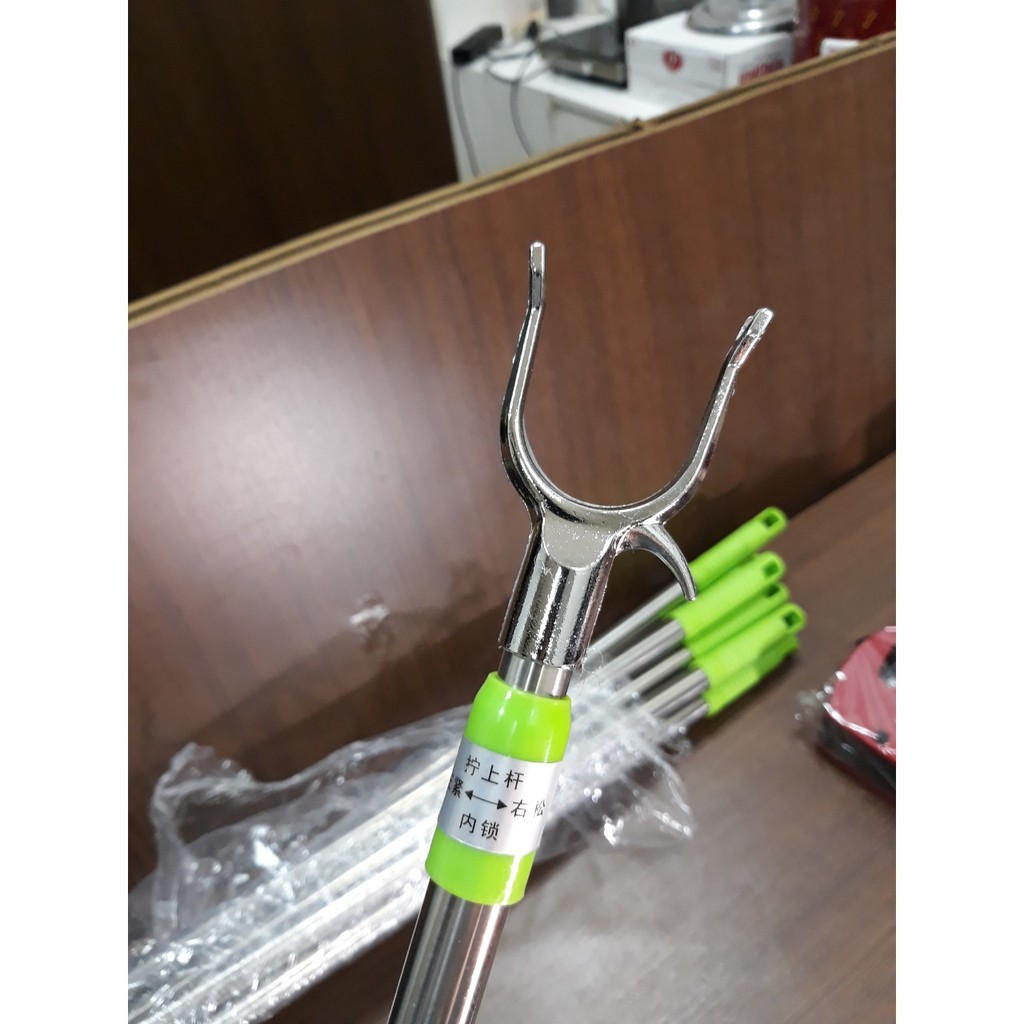 Gậy lấy đồ - Sào inox dùng cho các shop thời trang