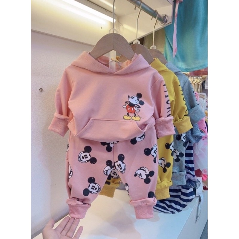 Bộ Mickey chui có mũ