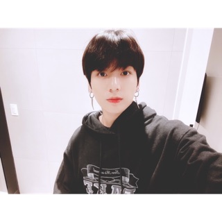 ẢNH THẬT ÁO HOODIE BTS JUNGKOOK FAKE LOVE MẶC Ở POPUP HOUSE