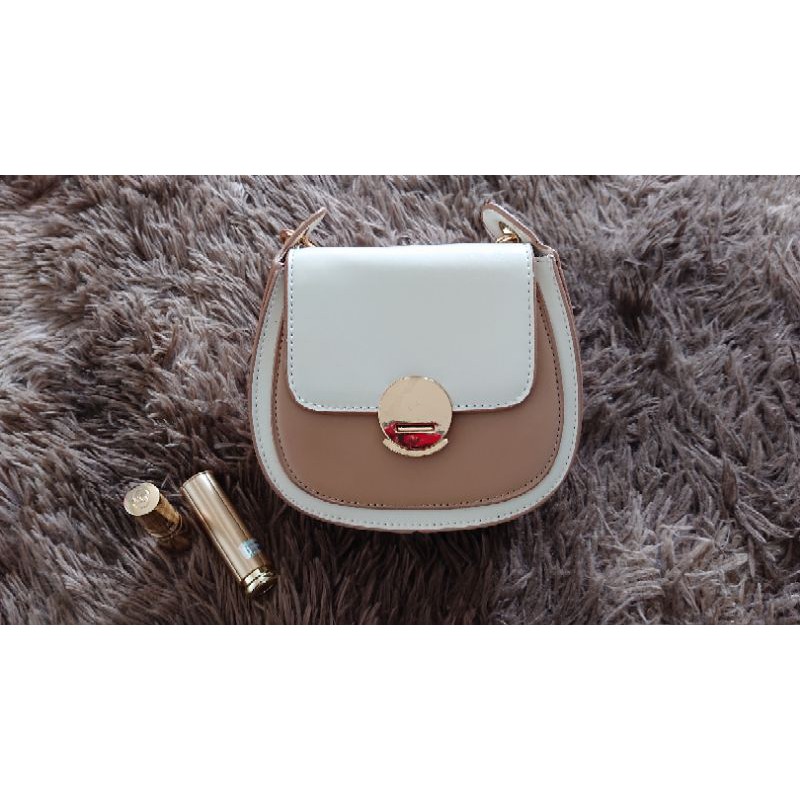 Túi đeo chéo khóa tròn