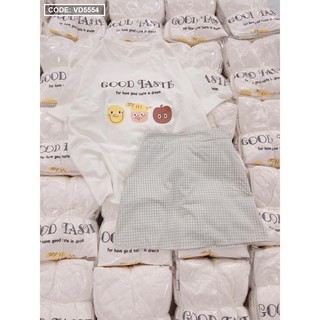 Set áo pull trắng kết hợp chân váy caro